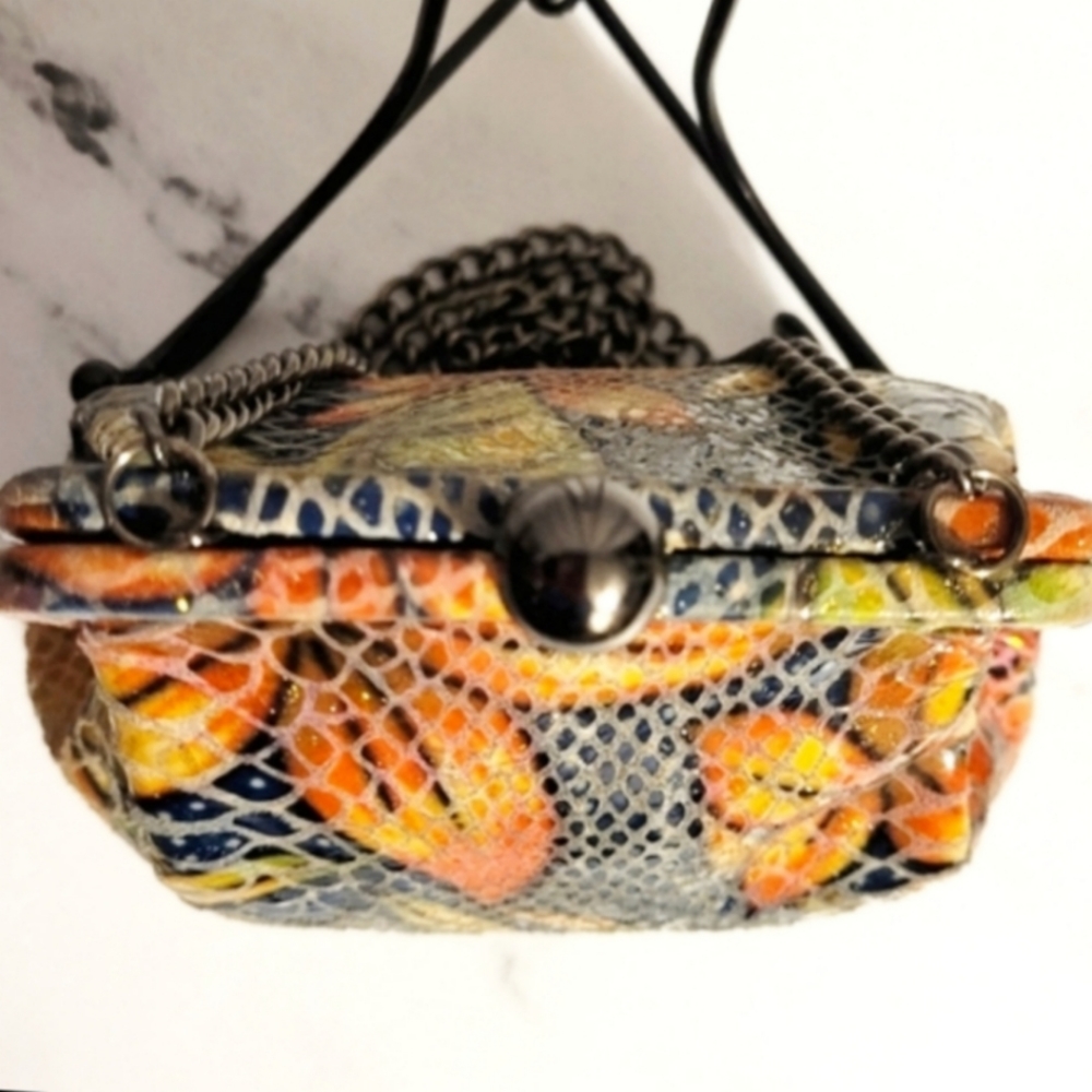 HOBO Int'l Small Kisslock Coin Purse/Makeup Bag/Crossbody w/ Embossed Design - Picture 3 of 8